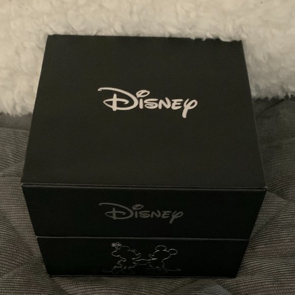 His and Hers Mickey & Minnie Watch Set main image 5
